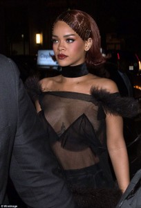 Rihanna con transparencias en la gala del Costume Institute 2015