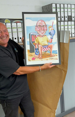 Fotos clientes caricaturas regalos. Cliente con caricatura a acuarela