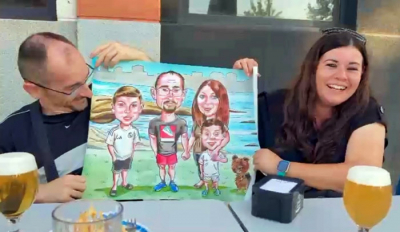 Fotos de clientes con sus caricaturas. Cliente con caricatura de grupo